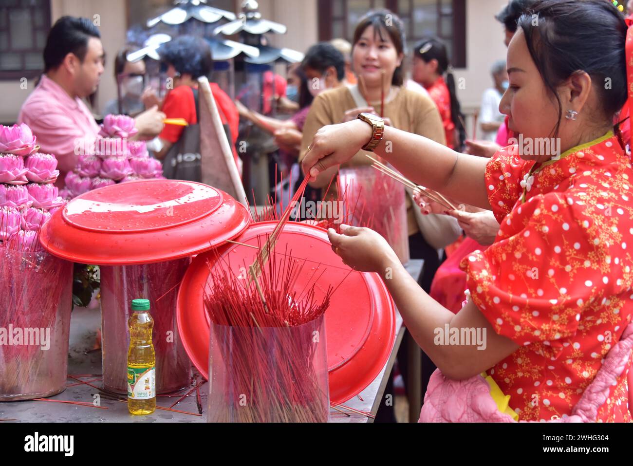 Capodanno cinese 2024 a Chinatown, Bangkok, Thailandia, Sud-Est asiatico, sabato, 10 febbraio 2024, a partire da un anno del drago di legno. La gente sceglie bastoncini di incenso in un tempio. Foto Stock