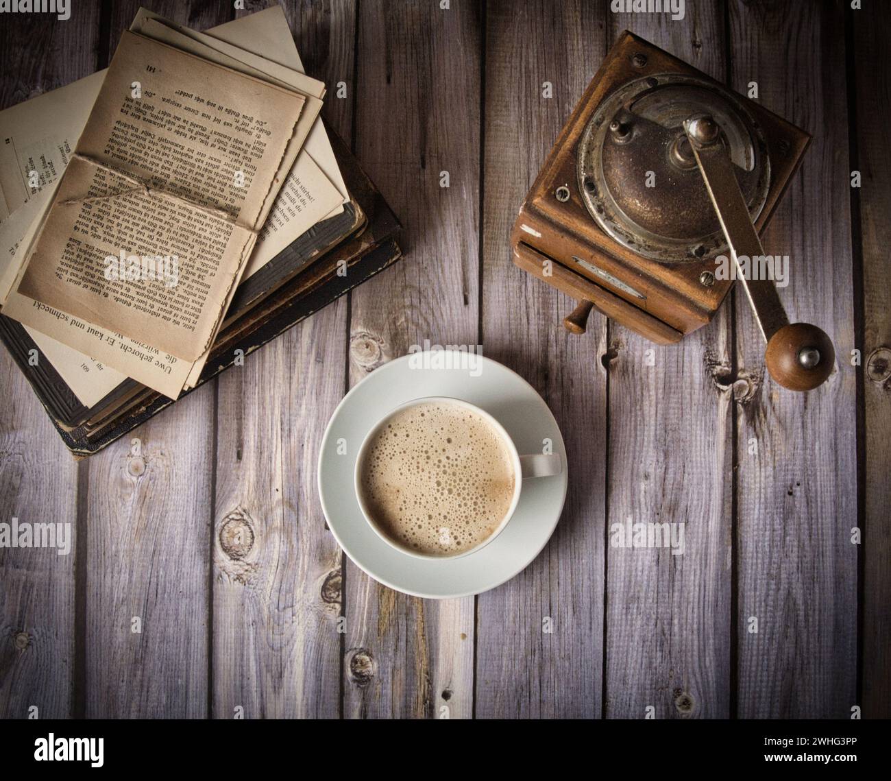 Caffè e vecchi libri Foto Stock