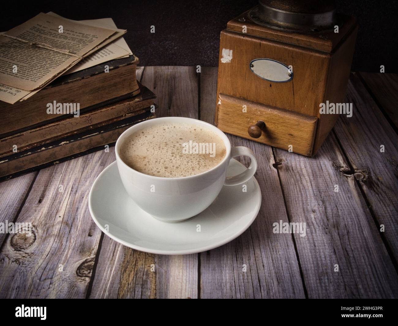 Caffè fresco e vecchi libri Foto Stock