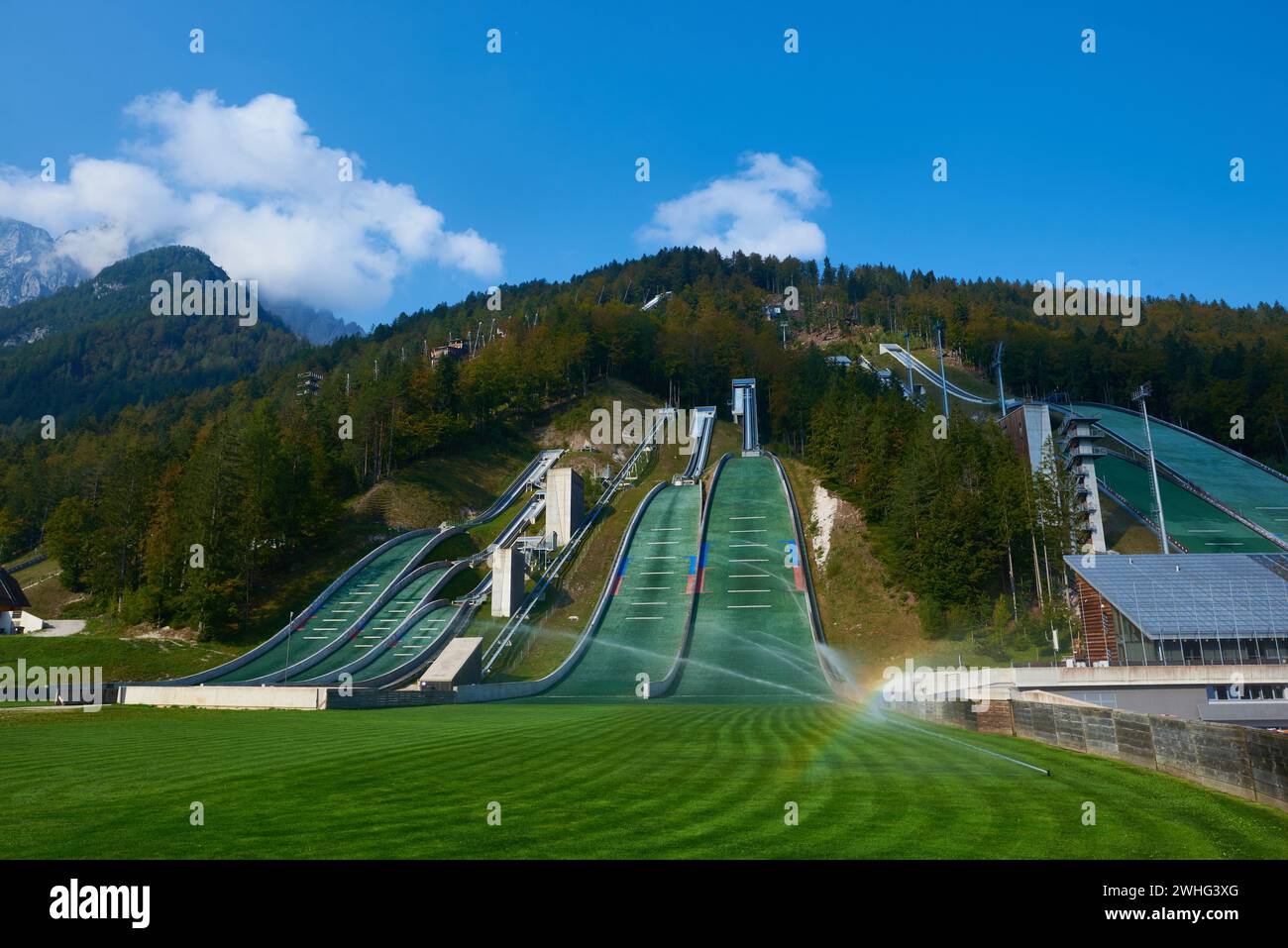 Salti con gli sci e sciare sulle colline di Planica Foto Stock