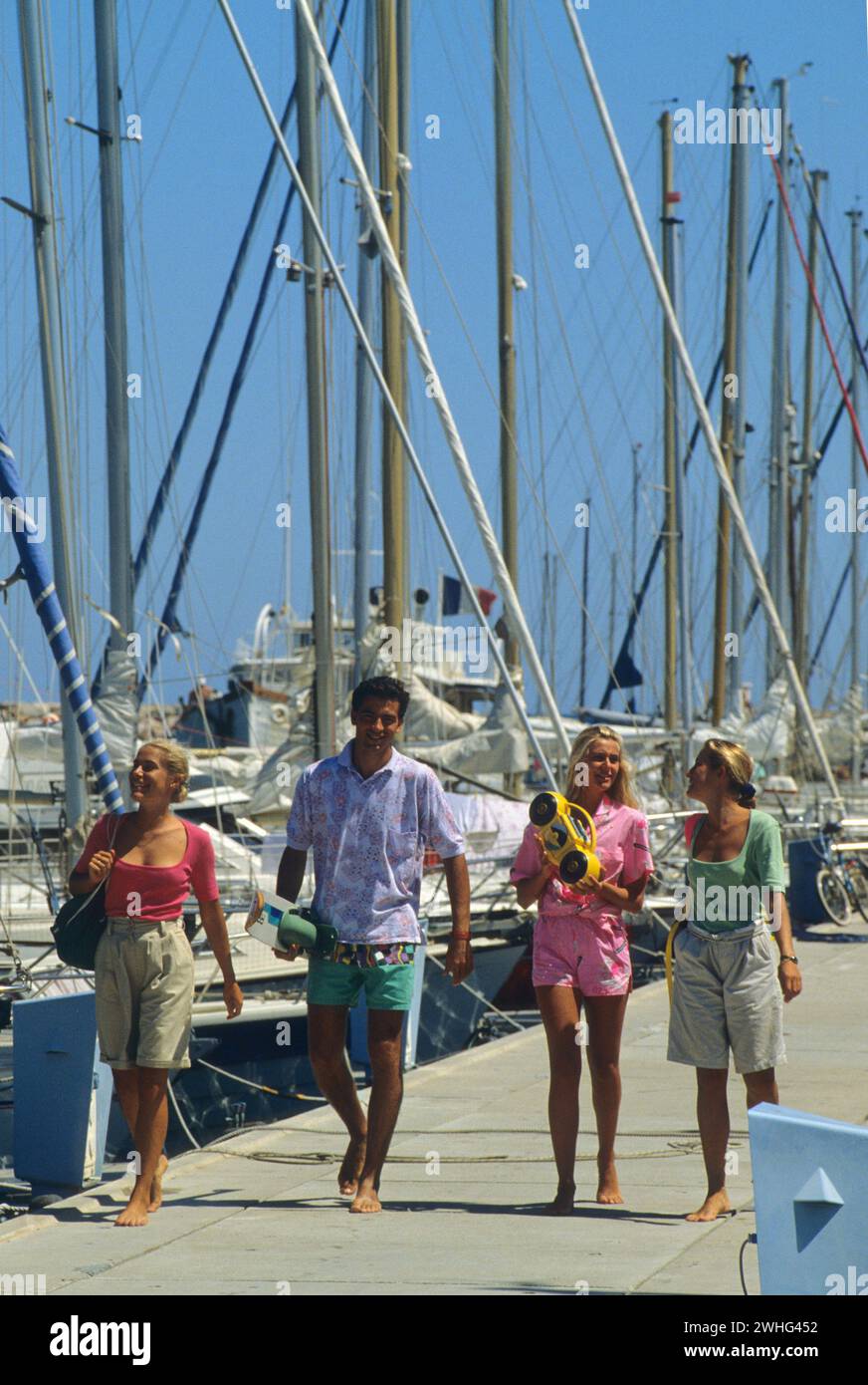 france pyrénees orientales st cyprien giovani che camminano sulle banchine barche a vela porto vacanze estive Foto Stock