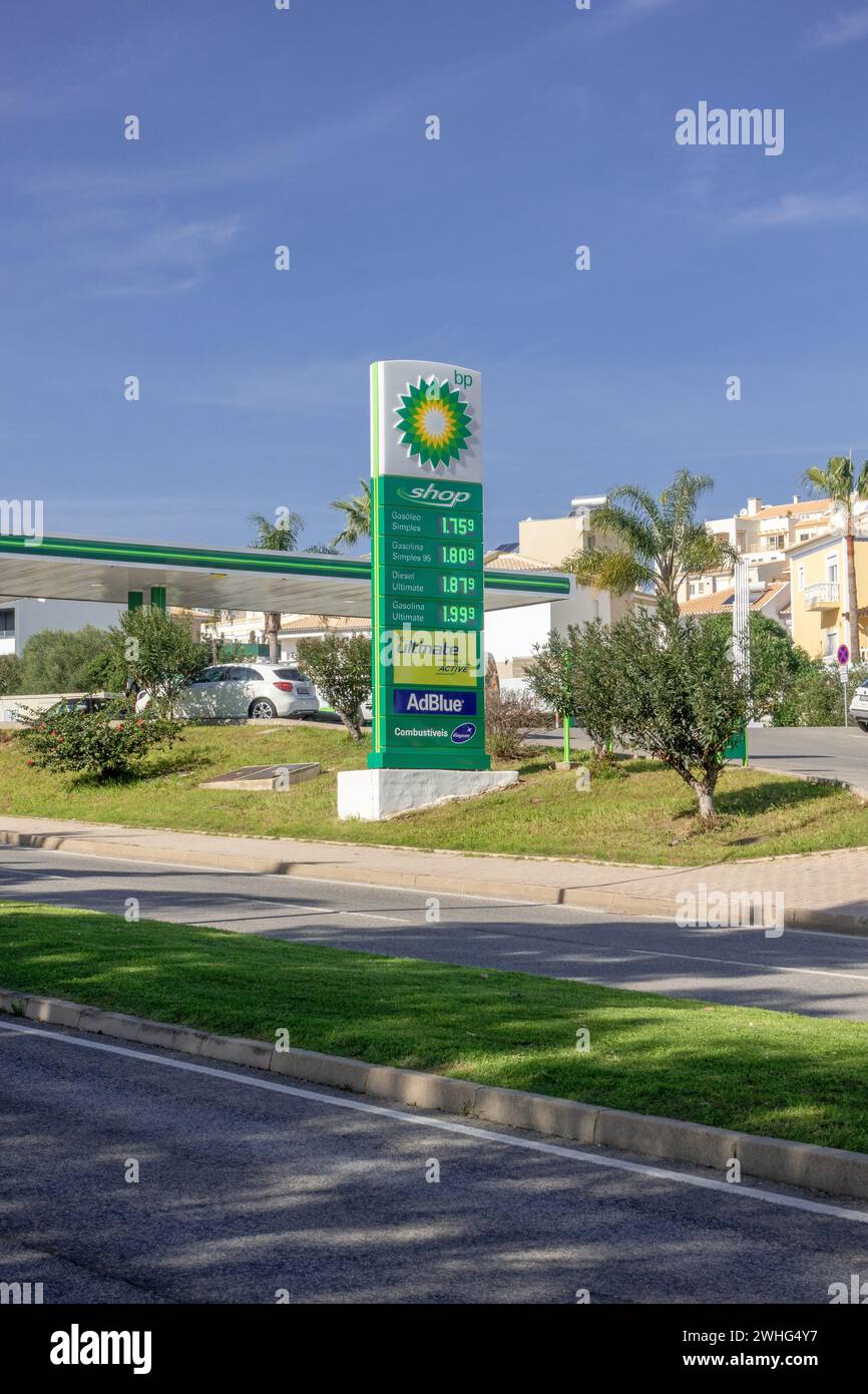 BP stazione di servizio benzina pannello di visualizzazione prezzo della benzina ad Albufeira Portogallo, seminando il prezzo della benzina il 1° febbraio 2024 Foto Stock