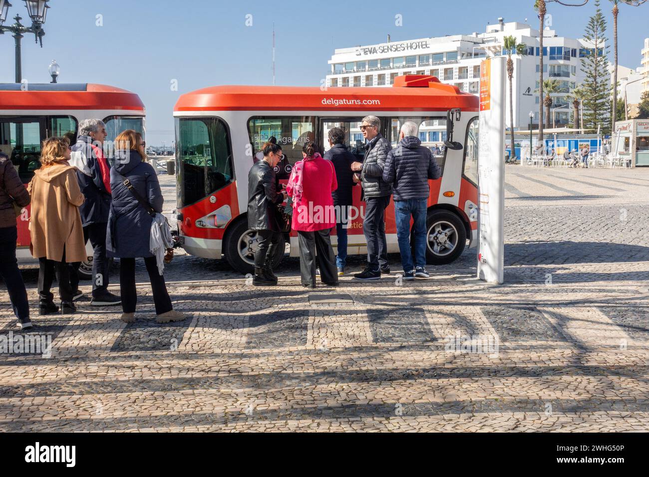 Turisti acquisto biglietti per il Faro City Tour treno veicolo Faro the Algarve Portogallo 6 febbraio 2024 Foto Stock