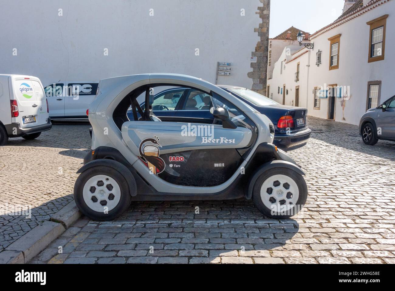 Renault Twizy due posti Electric Micro Car ZE parcheggiata a Faro Portogallo 6 febbraio 2024 Foto Stock
