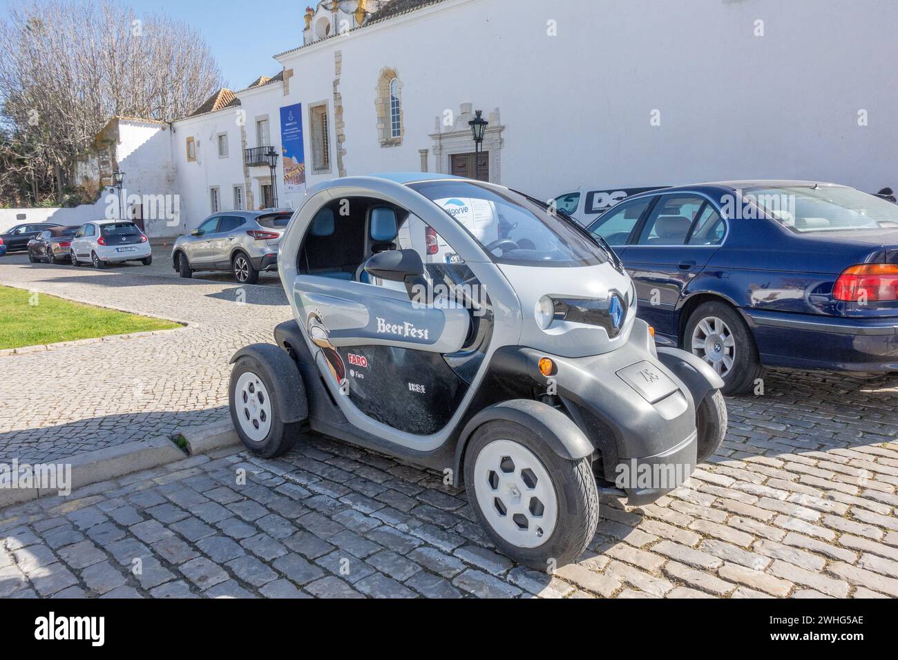Renault Twizy due posti Electric Micro Car ZE parcheggiata a Faro Portogallo 6 febbraio 2024 Foto Stock