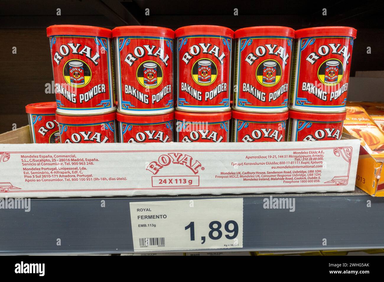 Royal Baking Powder Tins on A Supermarket Shelf Albufeira Portugal, 31 gennaio 2024 Foto Stock
