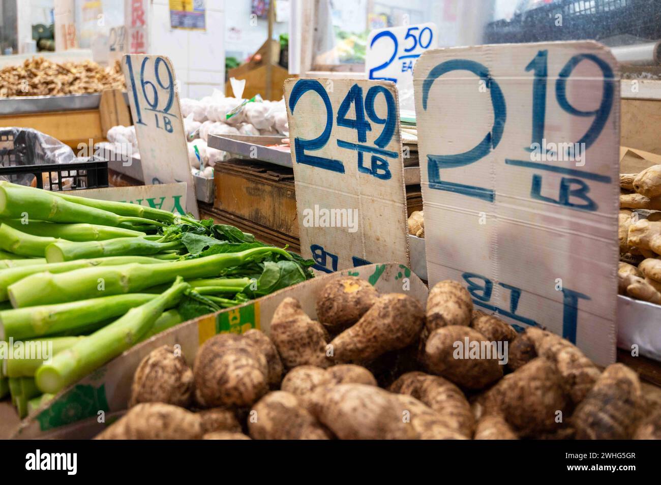Mercato di verdure asiatico stand Chinatown NYC taro root broccoli cinesi Foto Stock