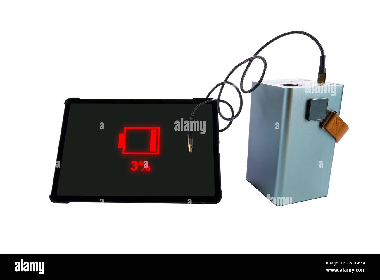 Tablet PC accanto a un power Bank (stazione di ricarica) con cavo USB su sfondo bianco. Sullo schermo del tablet è presente un indicatore rosso di carica della batteria del 3% Foto Stock