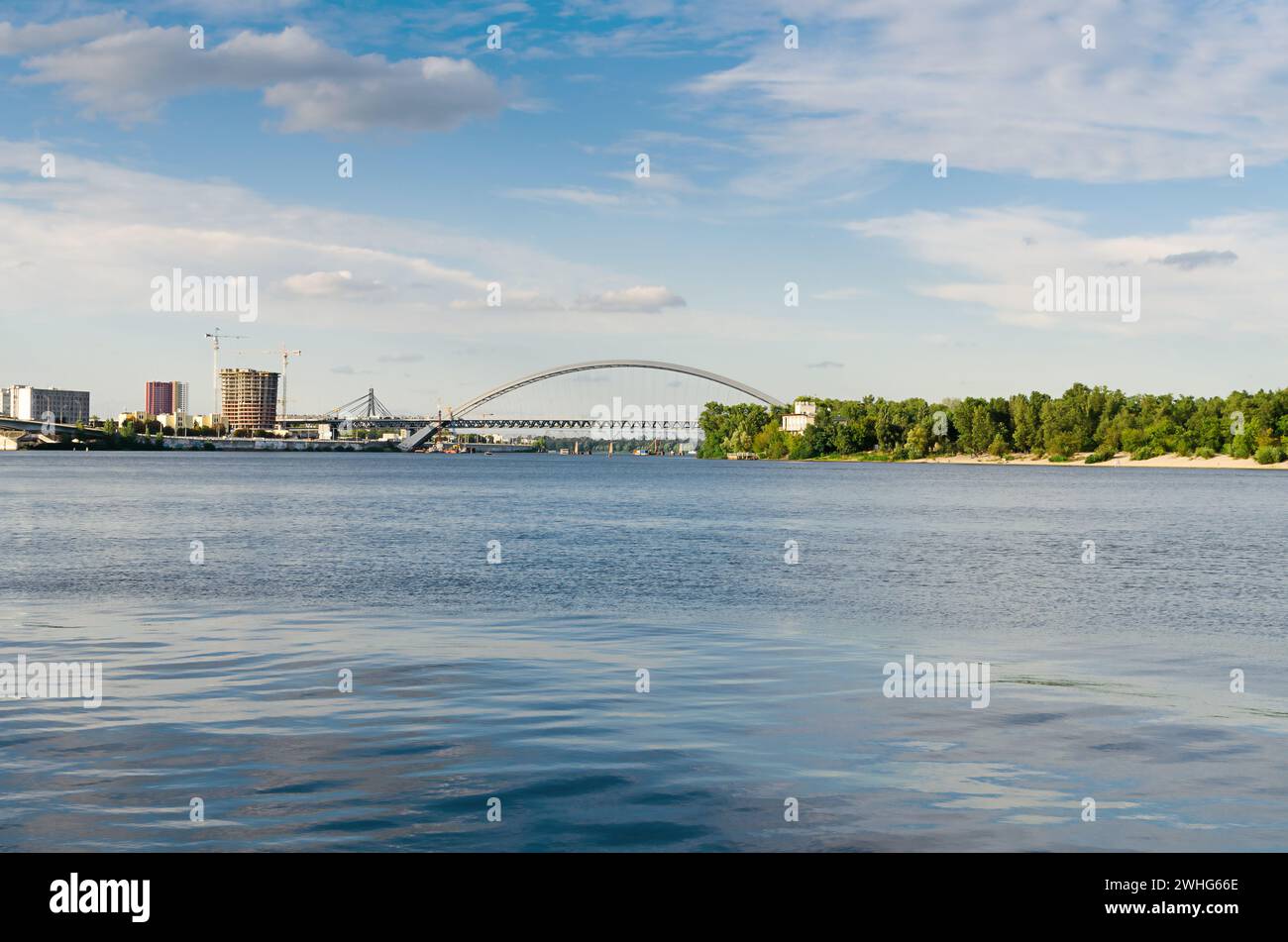 Paesaggio estivo della città di Kiev, vista dal fiume Dnipro Foto Stock
