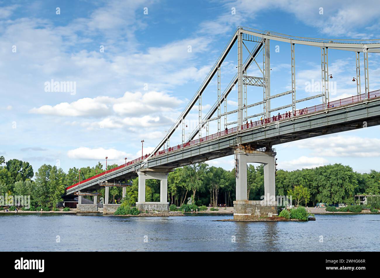 Ponte pedonale con vista dal basso sul fiume Dnipro Foto Stock