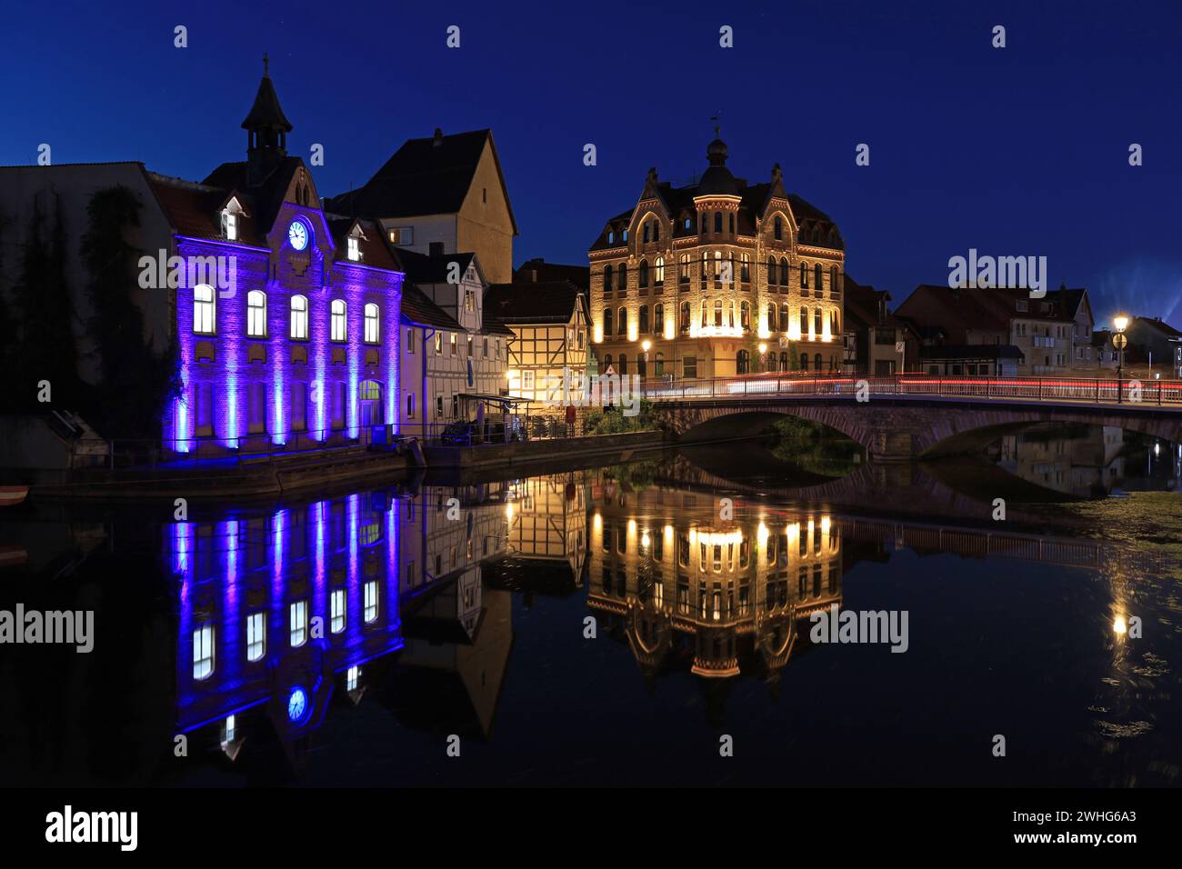 Edifici illuminati e riflessi sul fiume Werra a Eschwege Foto Stock