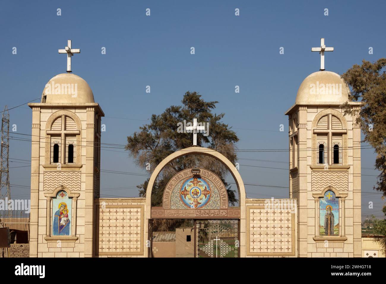 Monastero bianco vicino alla città egiziana superiore di Sohag, nel Medio Egitto Foto Stock