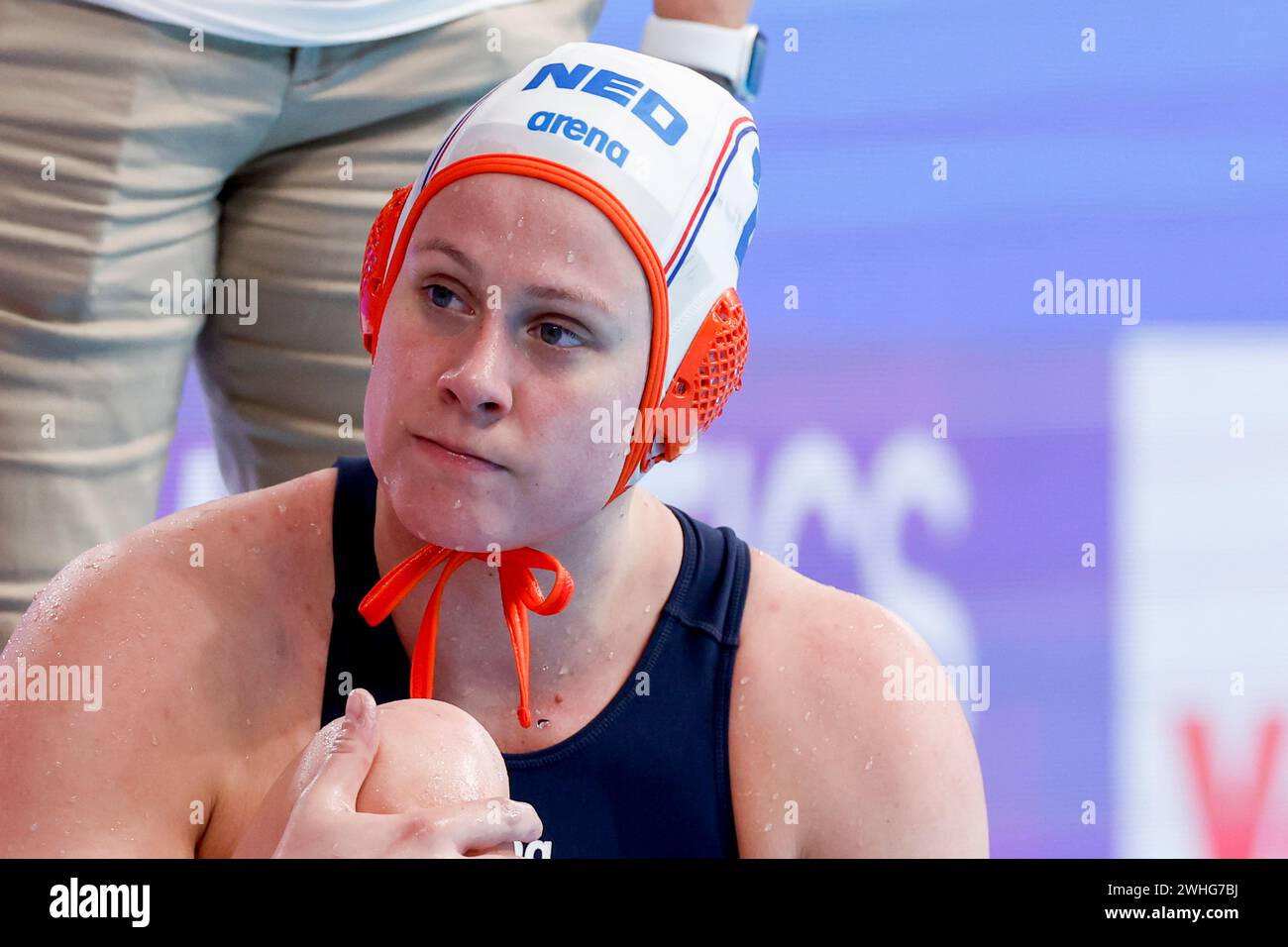 Doha, Qatar. 10 febbraio 2024. DOHA, QATAR - 10 FEBBRAIO: Iris Wolves of the Netherlands guarda durante la partita di pallanuoto femminile Crossover tra Paesi Bassi e Cina al Doha World Aquatics Championships 2024 all'Aspire Dome il 10 febbraio 2024 a Doha, Qatar. (Foto di MTB-Photo/BSR Agency) credito: BSR Agency/Alamy Live News Foto Stock