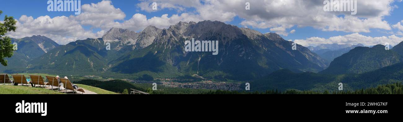 Vista panoramica dal Kranzberg al gruppo Soiern, Karwendel, Wildensee, KrÃ¼n e Wallgau Foto Stock