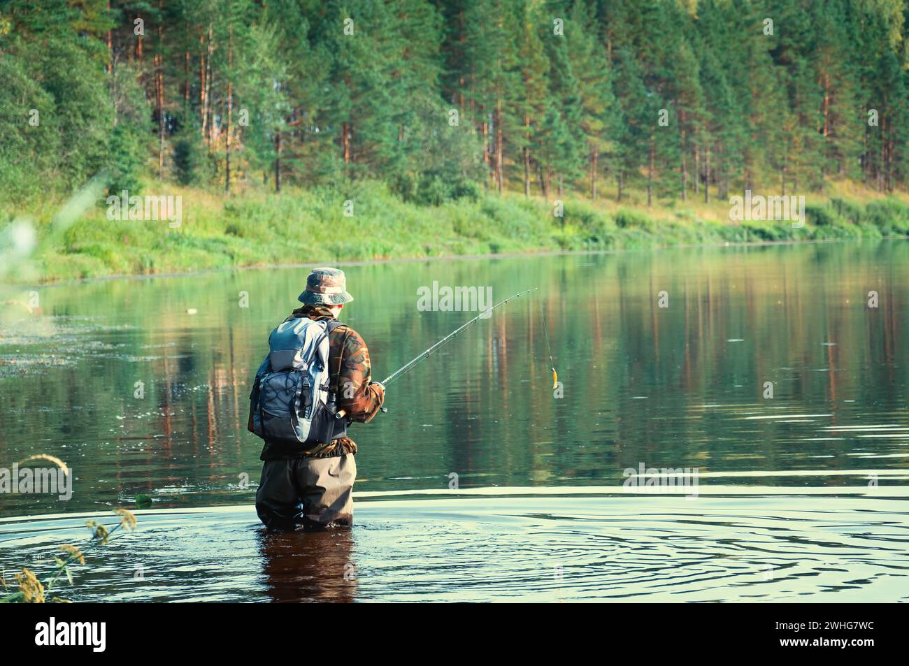 Un pescatore sta pescando nel fiume Volga. Russia, estate. Foto Stock