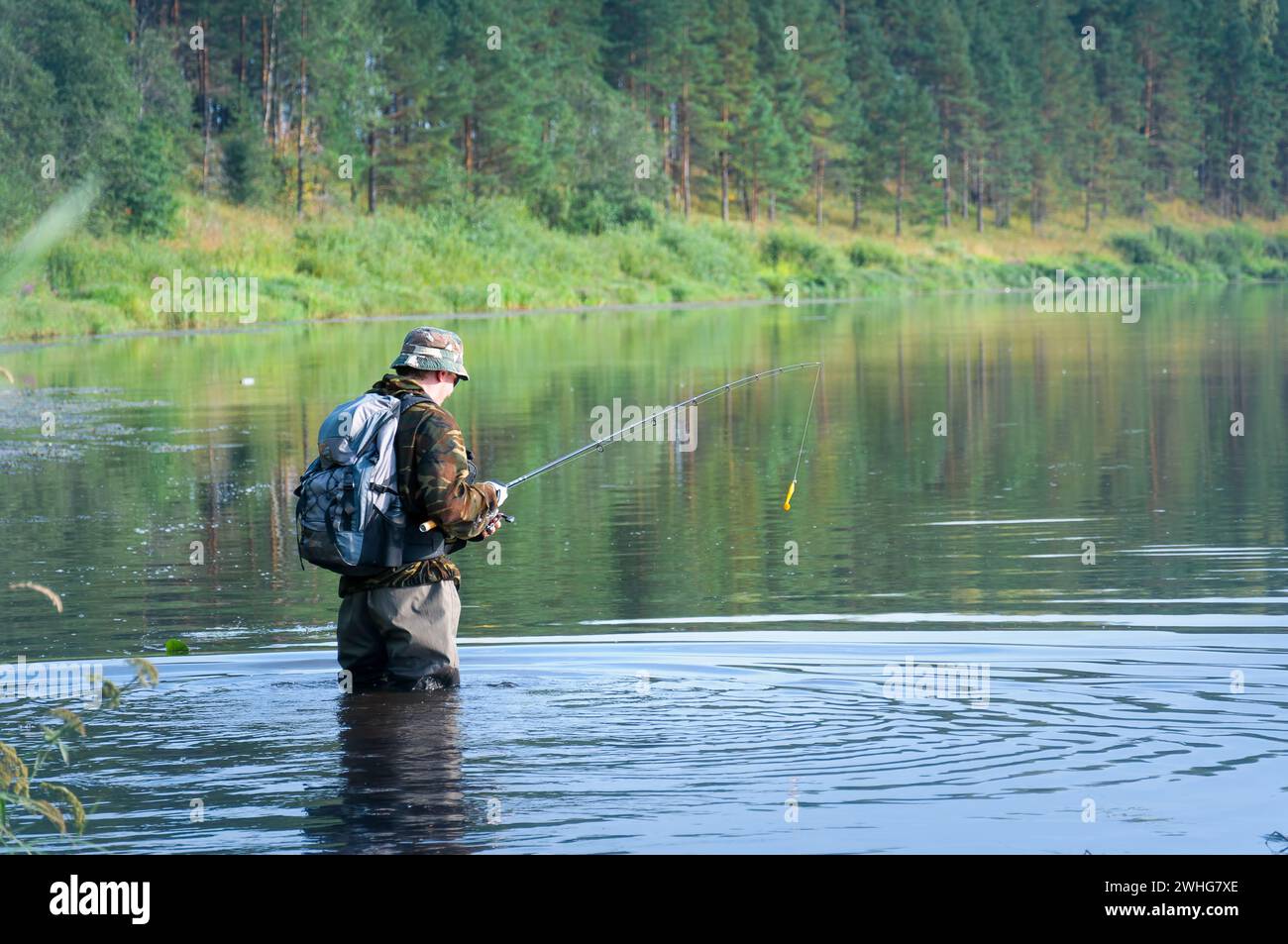 Un pescatore sta pescando nel fiume Volga. Russia, estate. Foto Stock