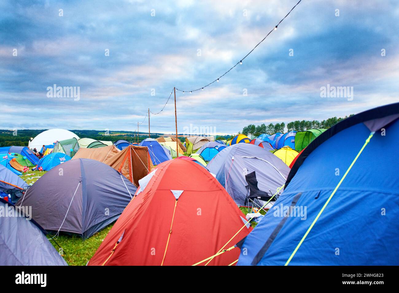 Campeggio, tende e festival musicale all'aperto nel parco in vacanza o in vacanza in estate. Allestimento di campeggi, siti e rifugi durante feste, eventi o viaggi Foto Stock