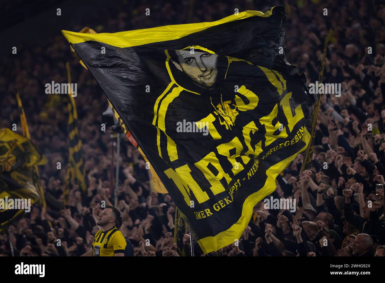 Dortmund, Germania. 9 febbraio 2024. Fahne für verstorbenen fan Marcel Borussia Dortmund - SC Freiburg 09.02.2024 Copyright (nur für journalistische Foto Stock