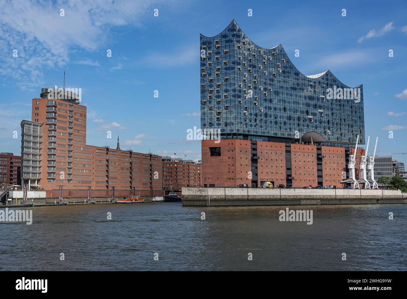 La sala concerti Elbphilharmonie di Amburgo e i moderni edifici in mattoni della città magazzino, famoso punto di riferimento e destinazione turistica Foto Stock