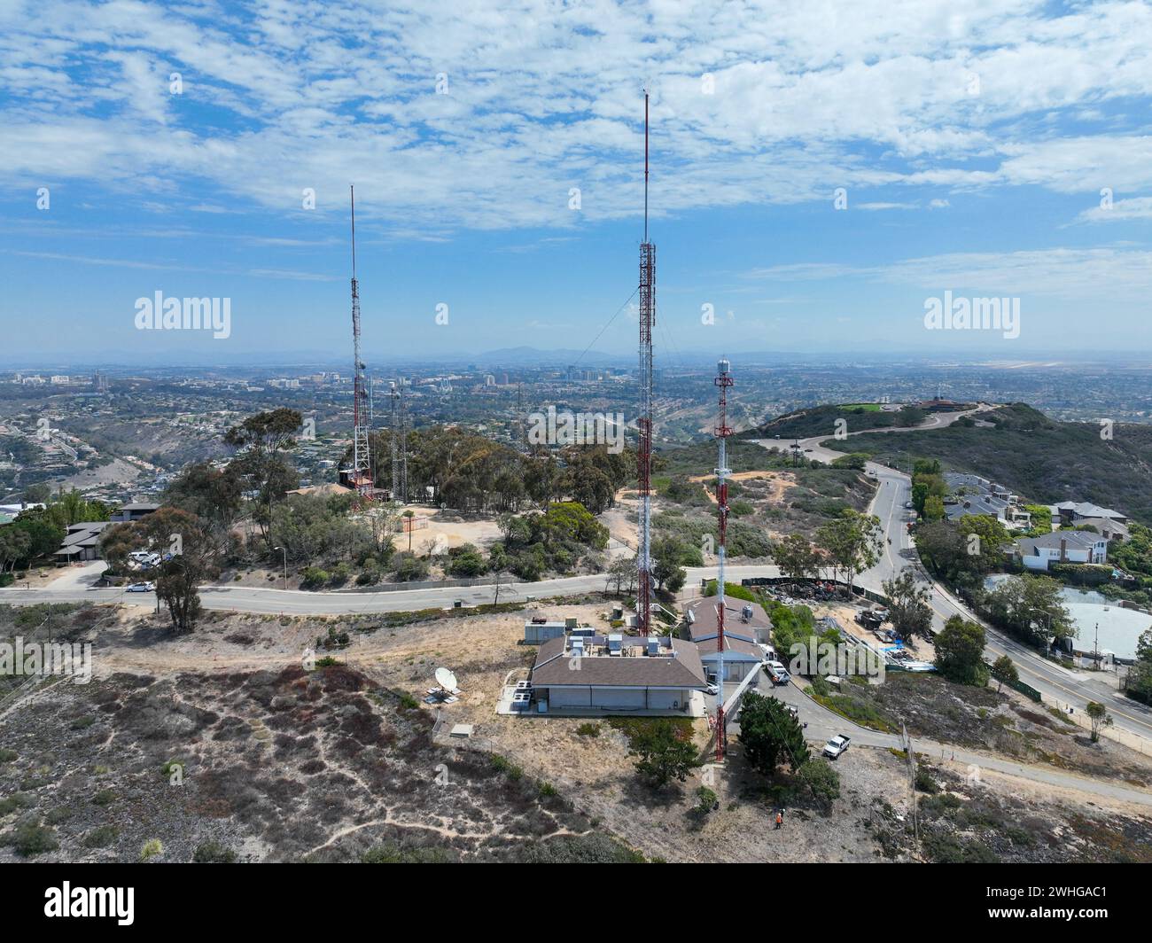 Vista aerea della torre di telecomunicazione con antenna di rete cellulare 5G sulla cima di una valle a San Diego Foto Stock