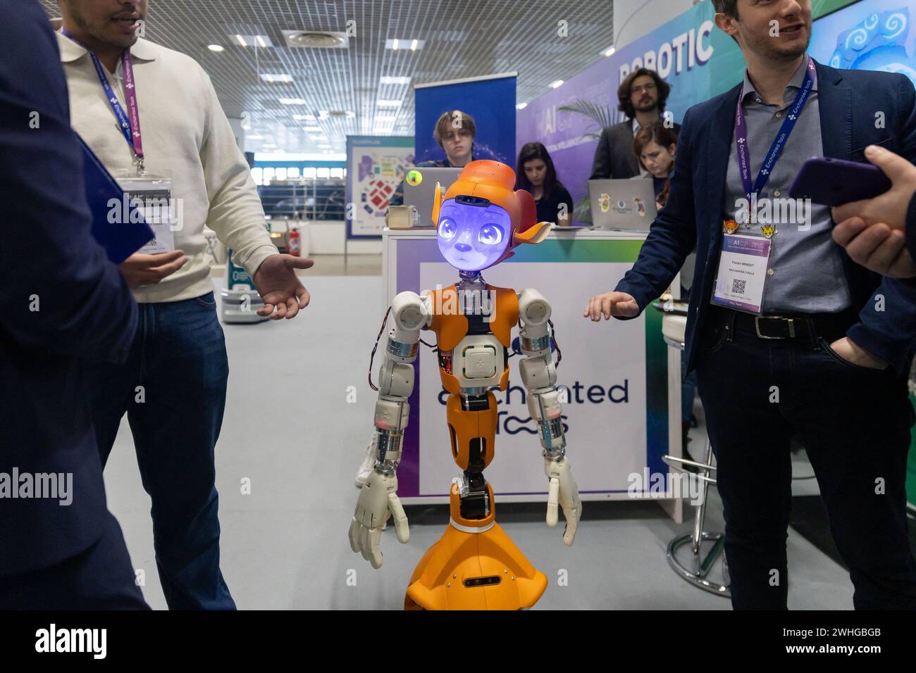 Cannes, Francia. 8 febbraio 2024. Enchanted tools accompagna durante l'incontro internazionale dedicato all'intelligenza artificiale, riunendo professionisti e il grande pubblico al Palais des Festivals et des Congrès. Cannes, Francia, l'8 febbraio 2024. Foto di Cyril Chateau/ABACAPRESS.COM credito: Abaca Press/Alamy Live News Foto Stock