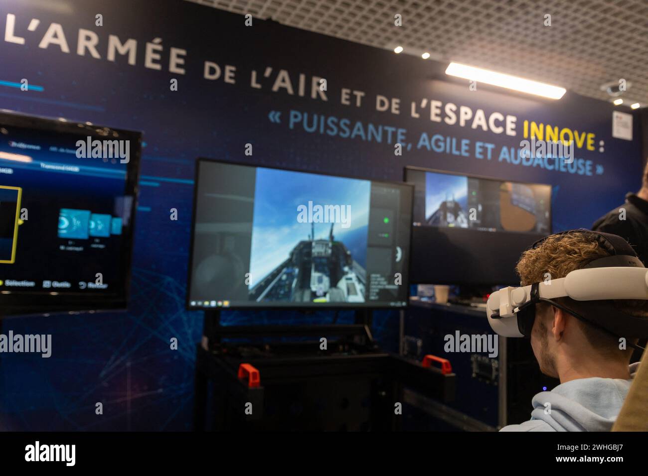 Cannes, Francia. 8 febbraio 2024. French Armée de l'Air partecipa all'incontro internazionale dedicato all'intelligenza artificiale, che riunisce professionisti e pubblico al Palais des Festivals et des Congrès. Cannes, Francia, l'8 febbraio 2024. Foto di Cyril Chateau/ABACAPRESS.COM credito: Abaca Press/Alamy Live News Foto Stock