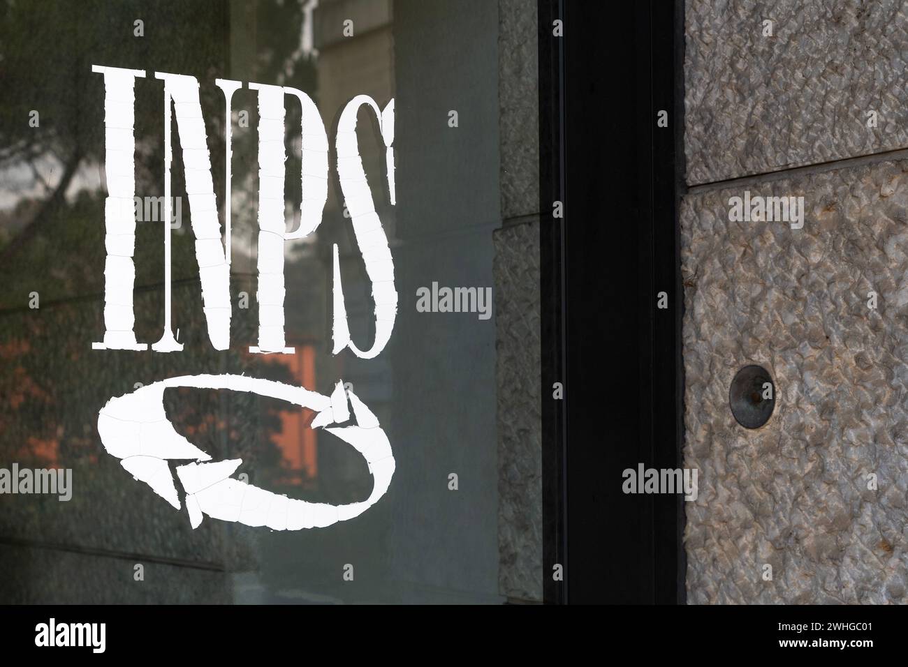 Carrara, Italia - 10 febbraio 2024 - Logo INPS,. l'istituto nazionale di previdenza sociale che si occupa di fornire pensioni e riscossione Foto Stock