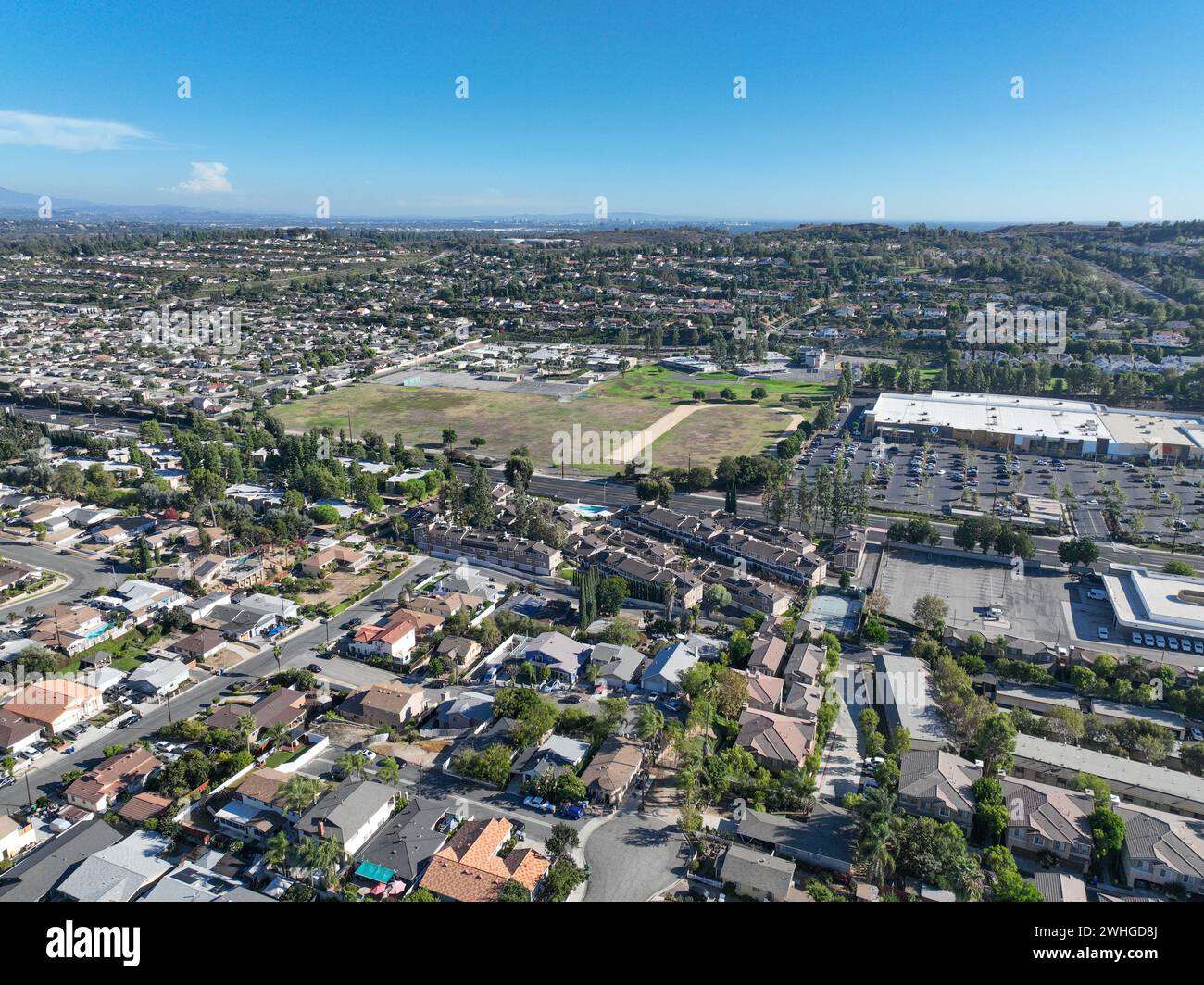 Vista aerea di la Habra, città nell'angolo nord-occidentale di Orange County, California, Stati Uniti. Foto Stock