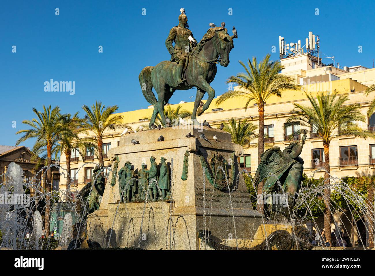 Fontana e statua del cavaliere per Miguel primo de Rivera a Jerez de la Frontera Foto Stock