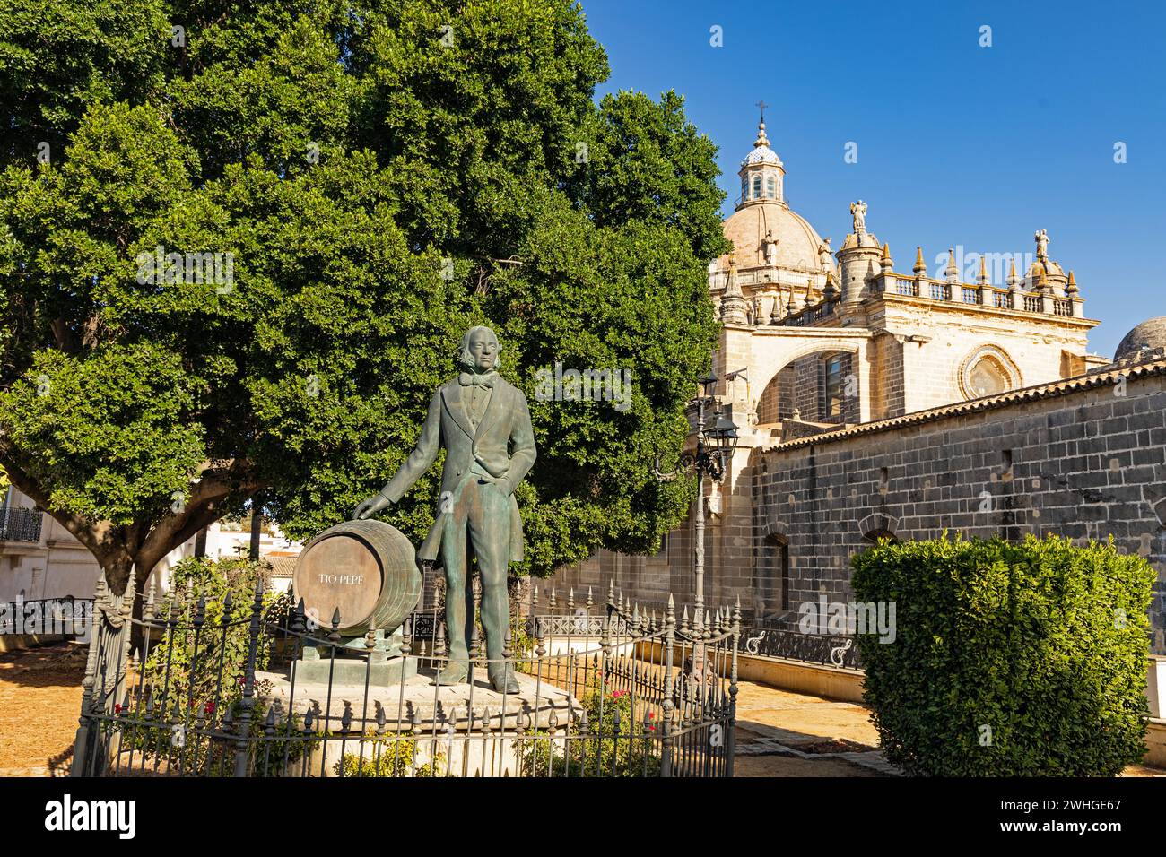 Statua di un produttore di vino Sherry di fronte alla cattedrale di Jerez de la Frontera Foto Stock