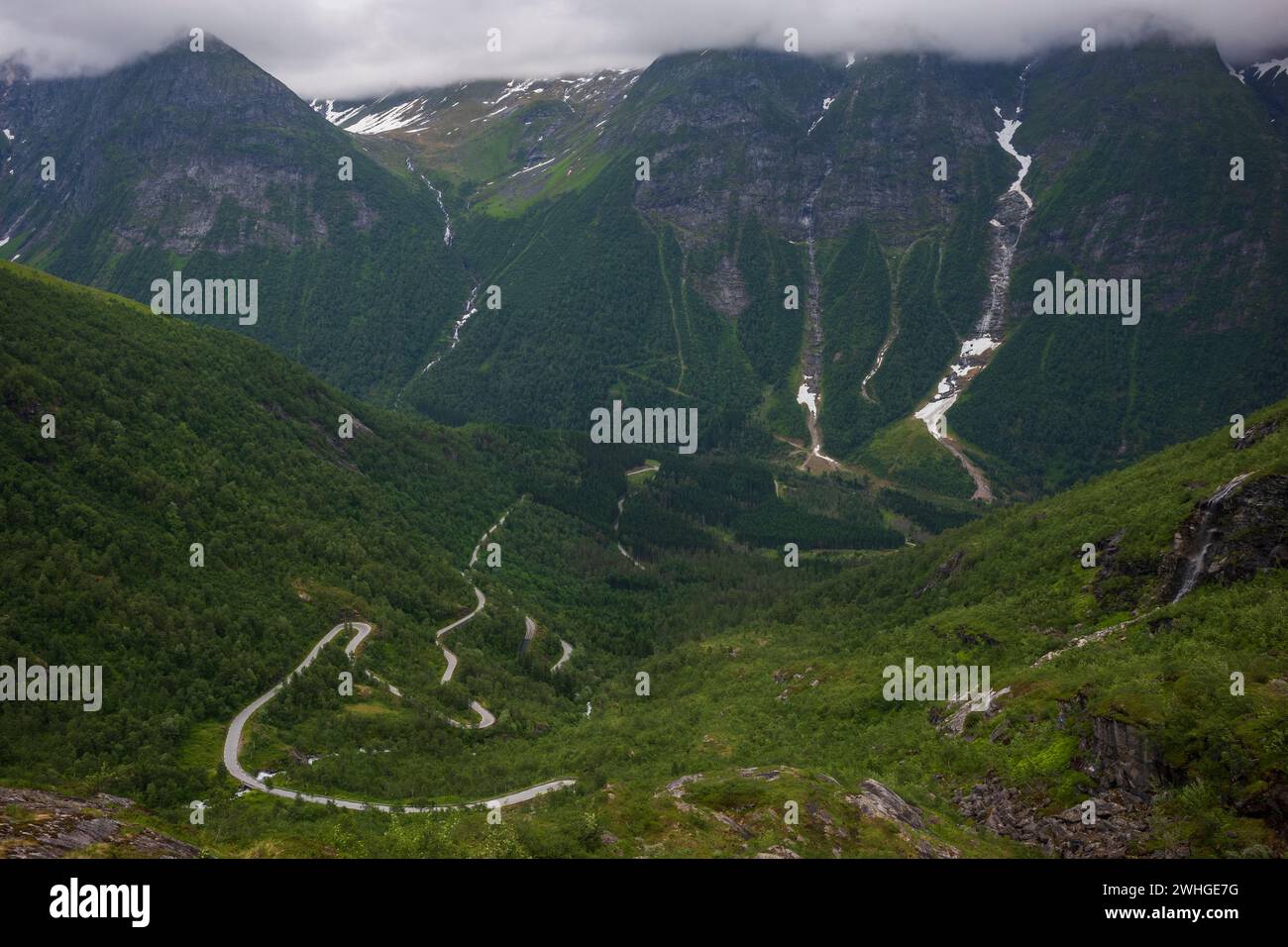 Il percorso panoramico di Gaularfjellet, dove la strada si snoda e gira attraverso nove tornanti, offrendoti un panorama mozzafiato. La fermata a Utsikten permette Foto Stock