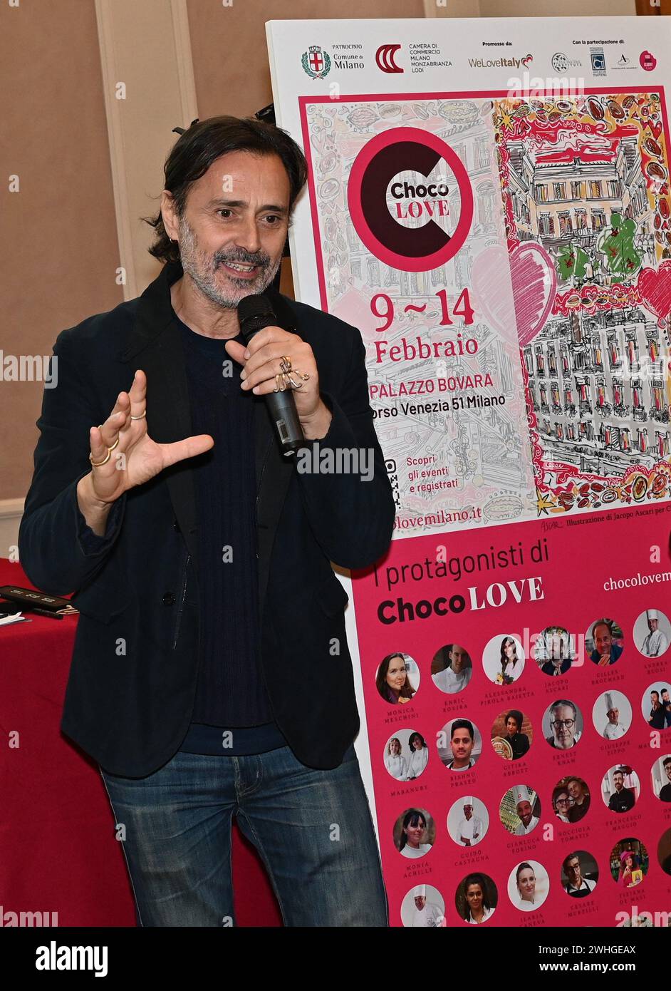 Milano, . 10 febbraio 2024. Milano, Italia ChocoLOVE evento dedicato alla cultura del cacao e del cioccolato organizzato da Monica Meschini dell'Istituto Internazionale di degustazione di cioccolato e cacao e dell'Istituto Tea Tasting nella foto: Fabio novembre durante la sua presentazione Credit: Independent Photo Agency/Alamy Live News Foto Stock