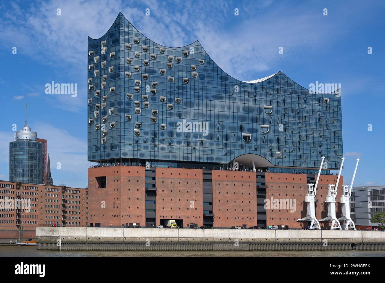 Elbphilharmonie, sala concerti di Amburgo, architettura moderna con vetro e mattoni rossi tradizionali nella città magazzino, famosa la Foto Stock