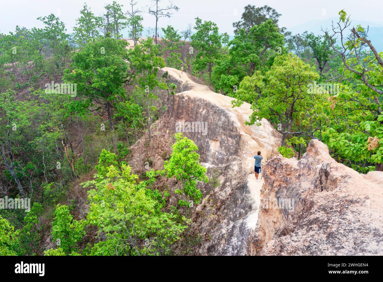 PAI, Mae Hong Son, Tailandia - 9 aprile 2023: Molte persone visitano questo paesaggio erboso naturale e un'area di bellezza naturale, per negoziare lo stretto, Foto Stock