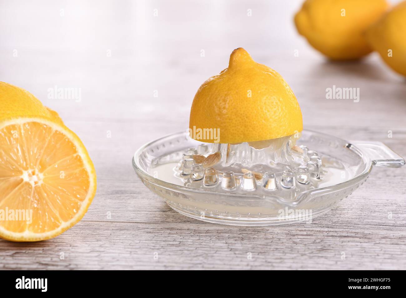 Preparazione del succo di limone Foto Stock