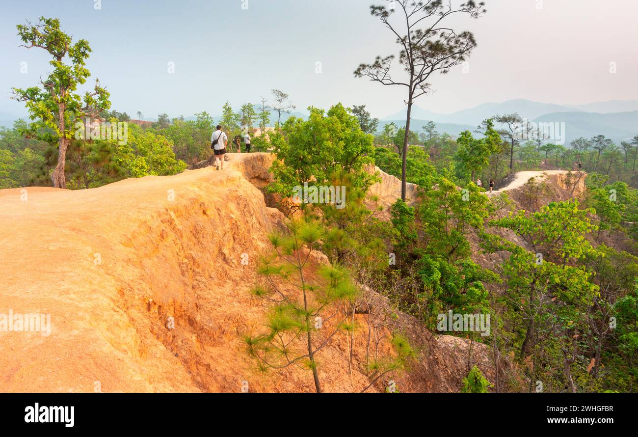 PAI, Mae Hong Son, Tailandia - 9 aprile 2023: Molte persone visitano questo paesaggio erboso naturale e un'area di bellezza naturale, per negoziare lo stretto, Foto Stock