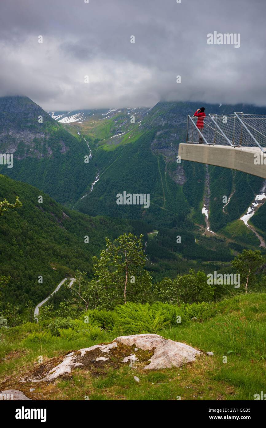 Utsikten, Norvegia, 27 giugno 2023: Il percorso panoramico di Gaularfjellet dove la strada si snoda attraverso 9 tornanti, offrendoti un panorama mozzafiato. Un tra Foto Stock