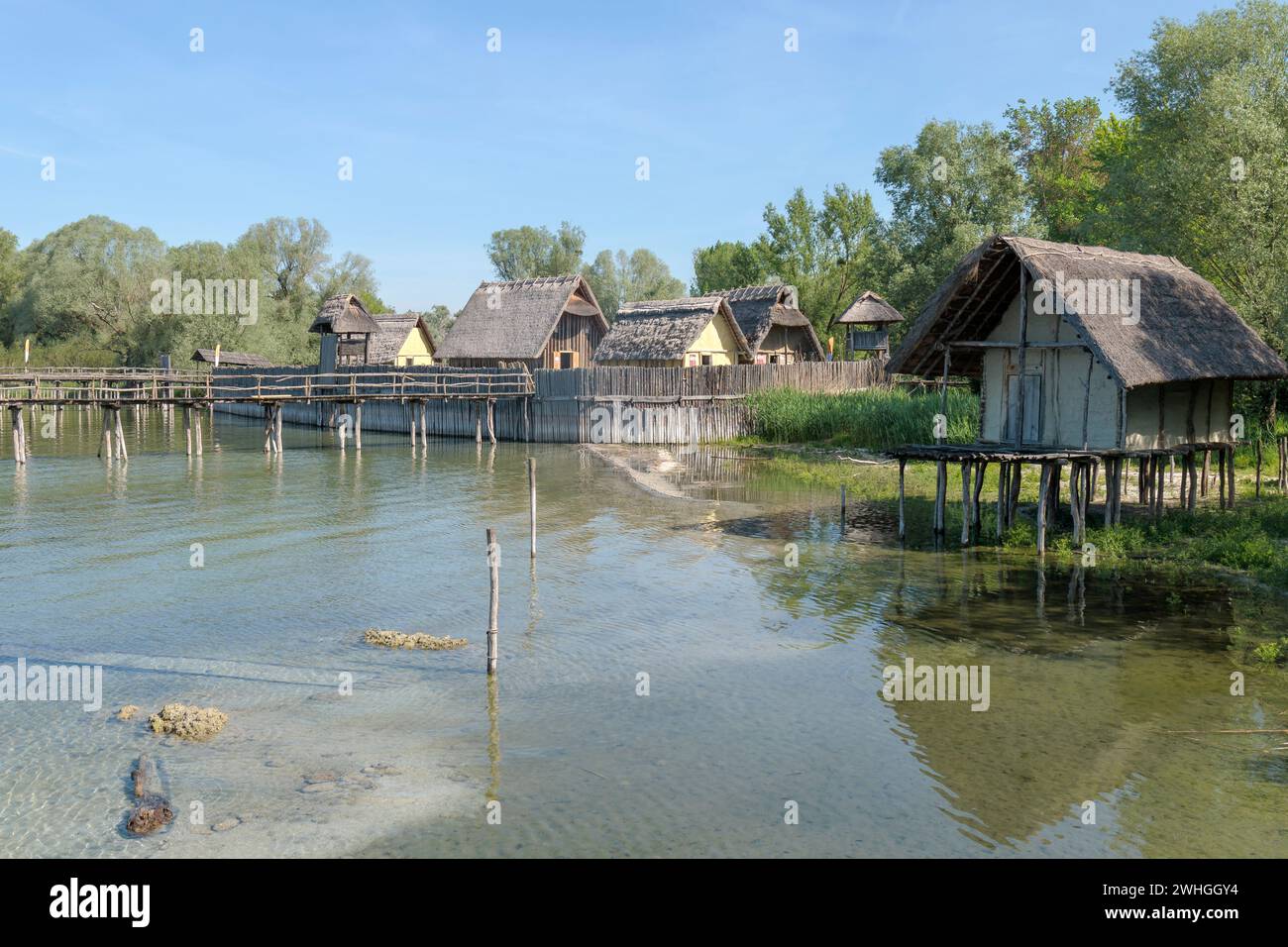 Dimore piene sulla riva, Unteruhldingen, lago di Costanza Foto Stock