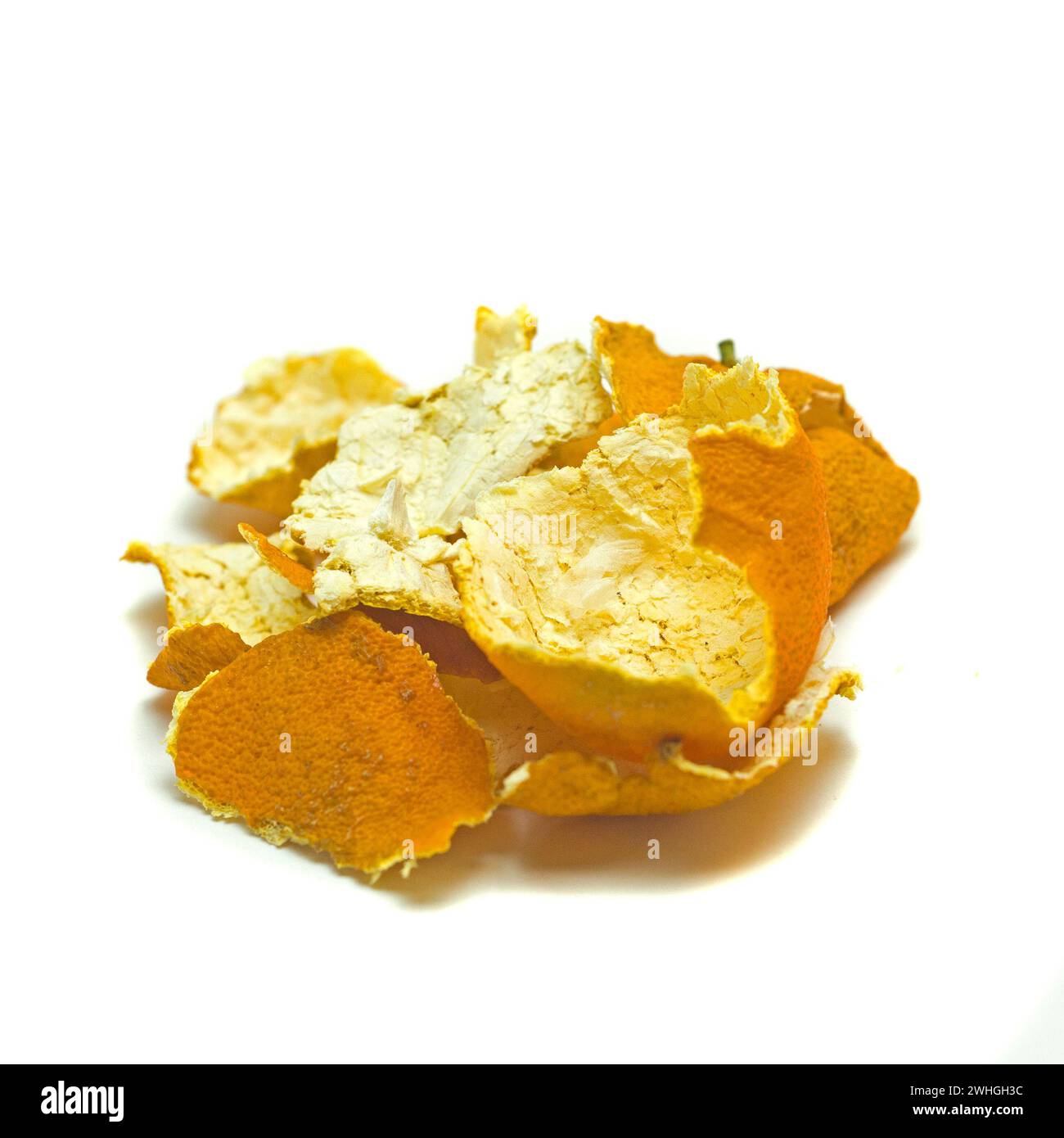 Bucce di mandarino essiccate isolate su sfondo bianco. Medicina erboristica cinese Foto Stock