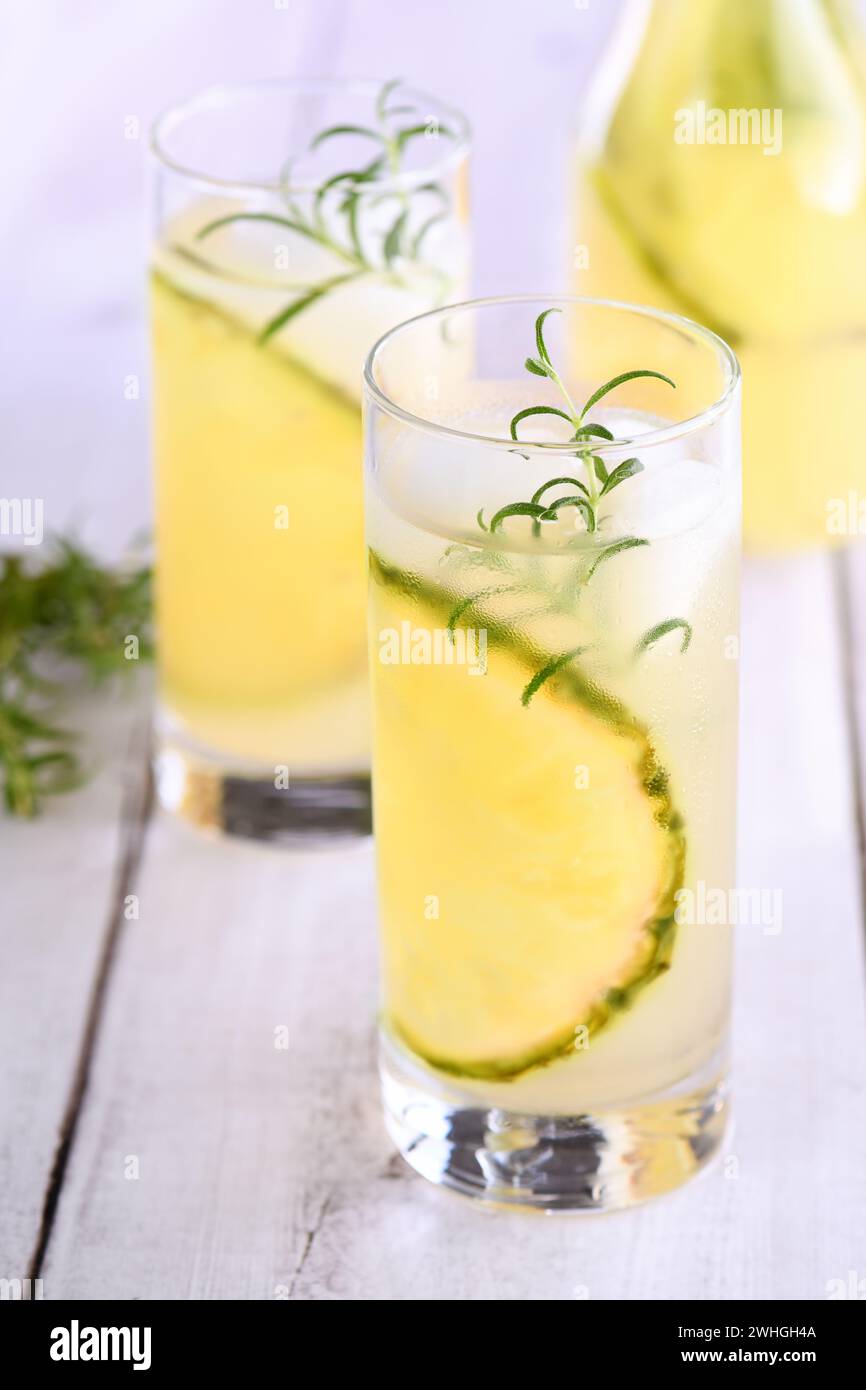 Bicchiere di limonata con ananas Foto Stock