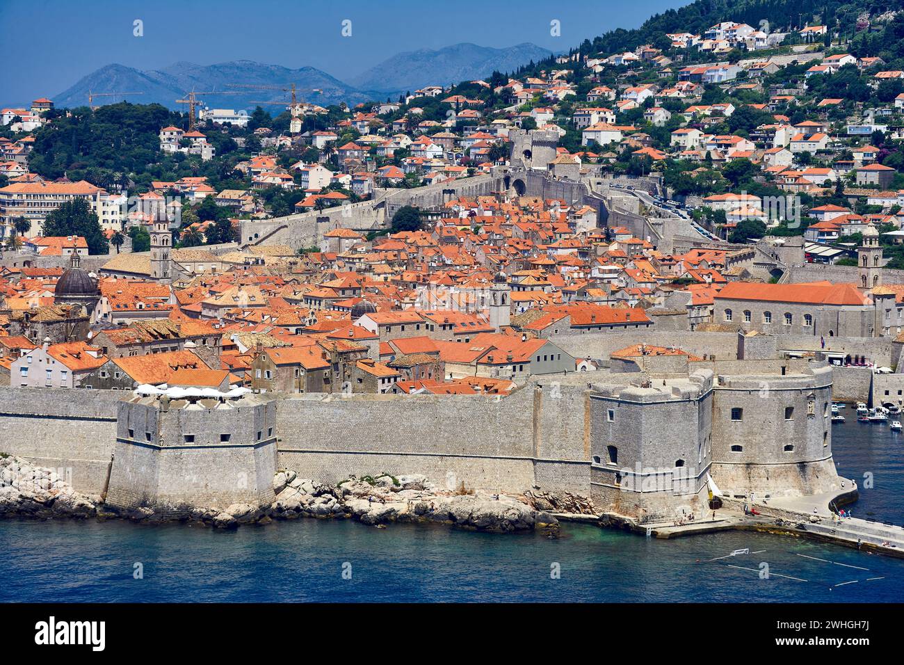 Fotografia aerea di Dubrovnik in Croazia che mostra le mura della città e un mare blu profondo. Foto Stock