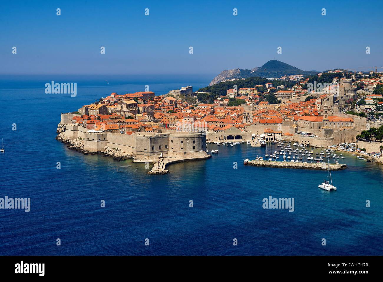 Fotografia aerea di Dubrovnik in Croazia che mostra le mura della città e un mare blu profondo. Foto Stock