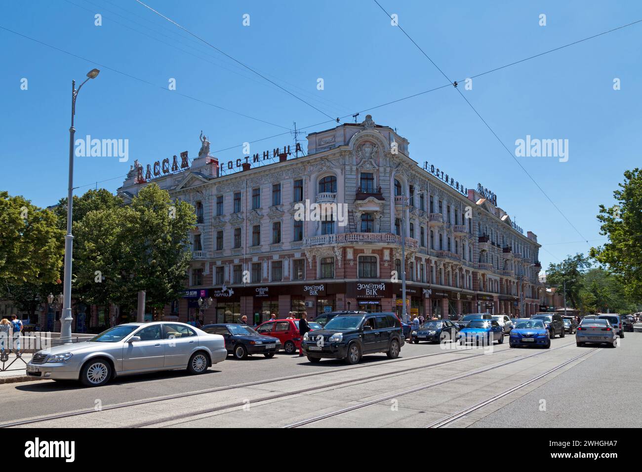 Odessa, Ucraina - 1 luglio 2018: Il passaggio di Odessa è un passaggio e un hotel in via Deribasivska. Ha 4 piani. Al piano terra c'è l'uomo Foto Stock