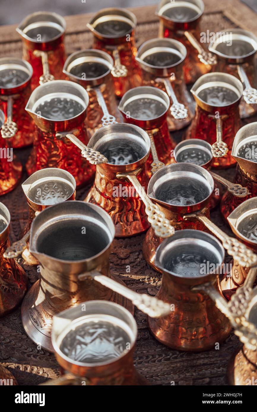 Molte pentole o bollitori in rame dorato, utilizzati per preparare il caffè turco. Foto Stock