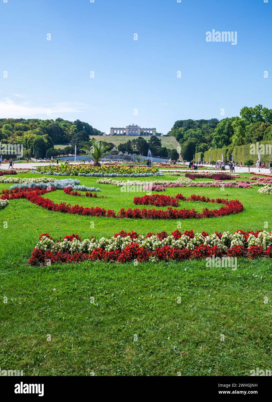 Vienna, Austria - 12 agosto 2022: Giardino fiorito nel Palazzo Schonbrunn, la magnifica residenza estiva dei sovrani asburgici a Vienna. Ammirate la sua Foto Stock