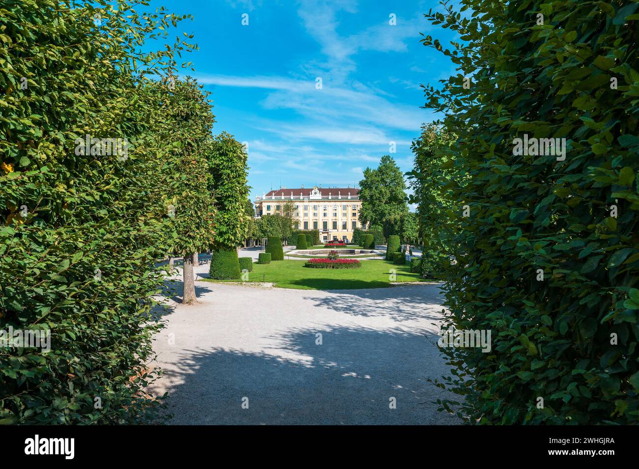 Vienna, Austria - 12 agosto 2022: Palazzo Schönbrunn, la magnifica residenza estiva dei sovrani asburgici a Vienna. Ammira la sua sontuosa architettura Foto Stock