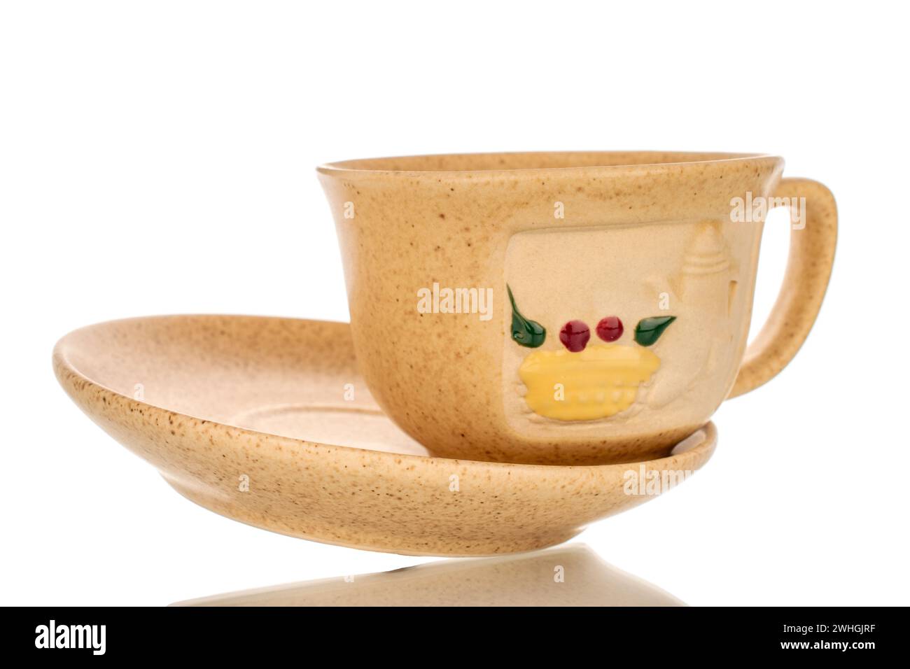Una tazza di ceramica su un piattino in ceramica, macro, isolata su sfondo bianco. Foto Stock