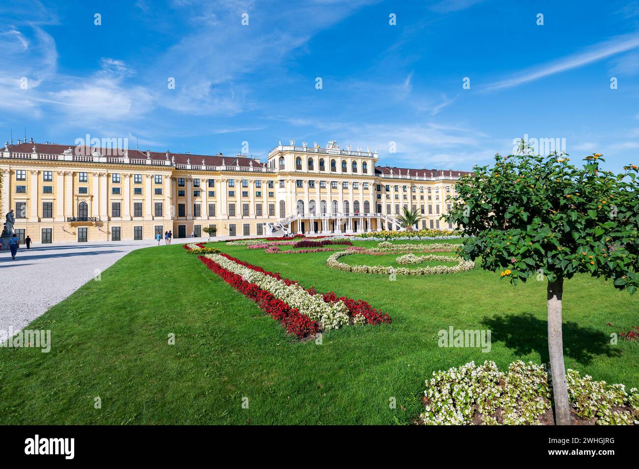 Vienna, Austria - 12 agosto 2022: Giardino fiorito nel Palazzo Schonbrunn, la magnifica residenza estiva dei sovrani asburgici a Vienna. Ammirate la sua Foto Stock