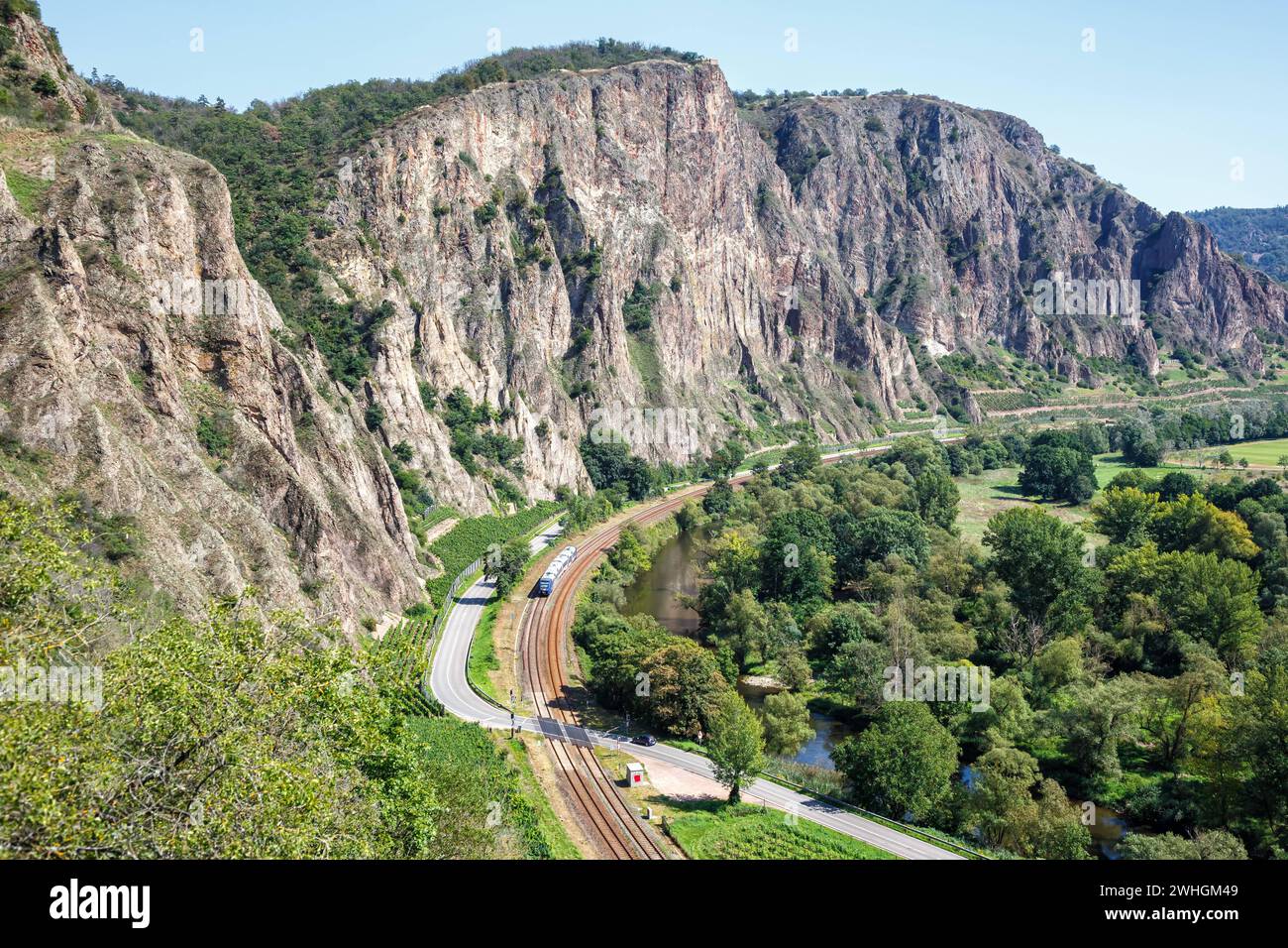 Der Rotenfels mit einem Alstom Coradia LINT Regionalbahn Regionalzug der Vlexx in Traisen, Deutschland Traisen, Deutschland - 23. 2023 agosto: Der Rotenfels mit einem Alstom Coradia LINT Regionalbahn Regionalzug der Vlexx a Traisen, Deutschland. *** I Rotenfels con un treno regionale Alstom Coradia LINT di Vlexx a Traisen, Germania Traisen, Germania 23 agosto 2023 i Rotenfels con un treno regionale Alstom Coradia LINT di Vlexx a Traisen, Germania Foto Stock