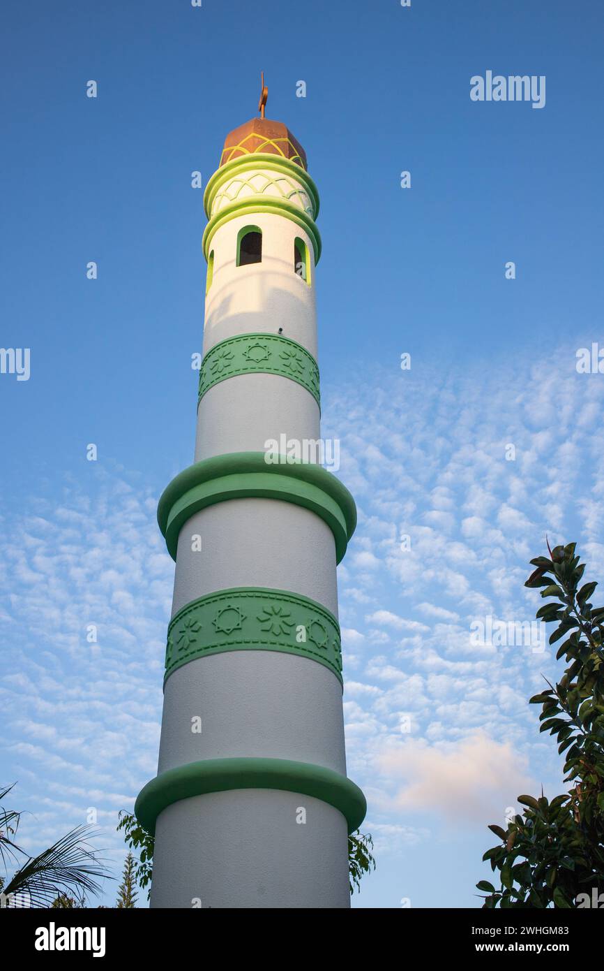 La torre della moschea islamica sul cielo blu Foto Stock